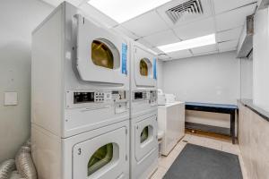 默特尔比奇Ocean Park Resort - Oceana Resorts Vacation Rentals的洗衣房配有3台洗衣机和烘干机