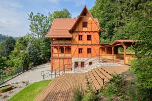 米迪格兹Villa Winkler的大型木制房屋设有木制甲板