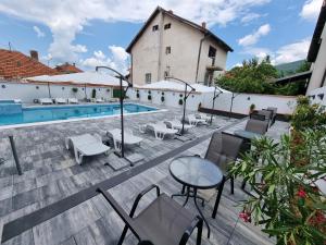 索科矿泉村Fenix Apartments的一个带桌椅的庭院和一个游泳池
