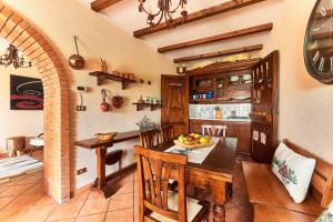 利维松多里La Scalinatella的一间带桌子的厨房和一间餐厅