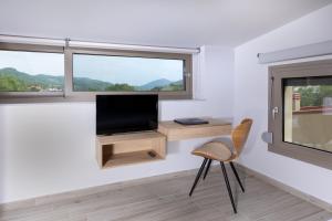 库佛斯港portokoufovillas的客房设有电视、椅子和窗户。