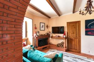 利维松多里La Scalinatella的客厅设有蓝色的沙发和壁炉