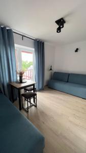 库瑞尼卡慕斯卡Kraken-pokoje gościnne的客厅配有蓝色的沙发和桌子