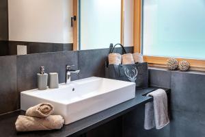 维兰德罗HAUSERHOF CHALET in Villanders - moderne Wohnungen mit 2 Badezimmer und 2 Schlafzimmer的浴室设有白色水槽和镜子