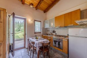 库马约尔Baita Margherita - Val Veny的厨房配有桌椅和冰箱。