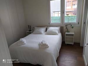 BerangoAldaiondo的卧室配有白色的床和2条毛巾