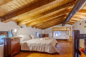 库马约尔Baita Margherita - Val Veny的一间卧室配有一张大床和镜子