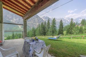 库马约尔Baita Margherita - Val Veny的山景庭院内的桌椅