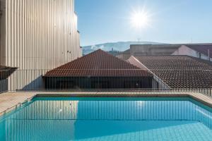 比索达雷加Feel Discovery Homes in Douro的建筑物屋顶上的游泳池