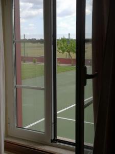 新蒙特莫尔JOHN's Farm Country HOUSE的从窗户可欣赏到网球场的景色