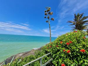 瓜拉派瑞GUARALOFT ARUBA NO MIRANTE DE GUARAPARI的享有大海和棕榈树的景致