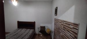 乌贝拉巴Casa de Boneca aconchegante的一间卧室设有两张床和一堵墙
