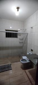 乌贝拉巴Casa de Boneca aconchegante的一间带卫生间和水槽的浴室