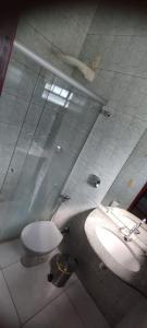 乌贝拉巴Casa Lá Vita的一间带两个盥洗盆和卫生间的浴室