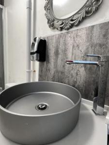 斯旺西Ensuite Double Room, by Swansea University, Sketty, R2的一间带水槽和镜子的浴室