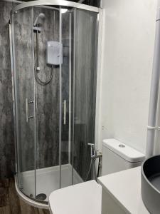 斯旺西Ensuite Double Room, by Swansea University, Sketty, R2的带淋浴和卫生间的浴室