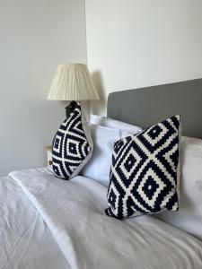 斯旺西Ensuite Double Room, by Swansea University, Sketty, R2的一张带两个枕头的床和一盏灯