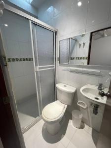 GairaHabitaciones en el Rodadero Sur的浴室配有卫生间、淋浴和盥洗盆。