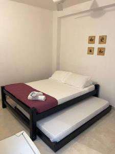 GairaHabitaciones en el Rodadero Sur的一张位于房间的床,上面有两张床垫
