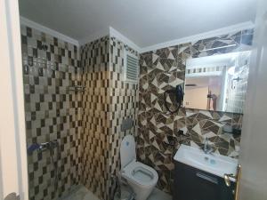 特拉布宗Dimora Gold Hotel的一间带卫生间、水槽和镜子的浴室