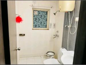 范兰德凡Ac Beautiful Luxury stay in Omaxe Vrindavan Jai bankebihariji by Shishamare的一间带卫生间和窗户的浴室