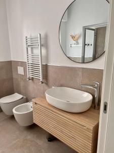 加尔达Casa blu relax的一间带水槽、卫生间和镜子的浴室