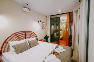 桑多梅日Apartament Miasto i Wisła的一间卧室配有带白色床单和枕头的床。