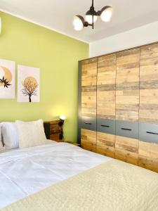 旧扎戈拉Colourful Apartment for 4 Guests and Free Parking的一间卧室配有一张大床和一个木制橱柜