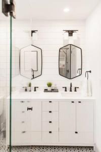 皮克顿Walk to Downtown Picton, 4-bedroom的白色的浴室设有两面镜子和一个水槽