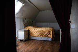 塔努姆斯海德塔努姆杰斯吉法瑞酒店的一间卧室配有一张床、一个梳妆台和一扇窗户。