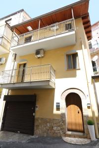 拉默齐亚泰尔默La casa di Bella的公寓大楼设有阳台和车库。
