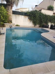 CandillarguesStudio zen au calme avec piscine partagée的后院的蓝色海水游泳池