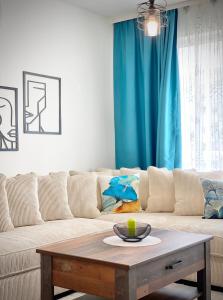 旧扎戈拉Colourful Apartment for 4 Guests and Free Parking的带沙发和咖啡桌的客厅