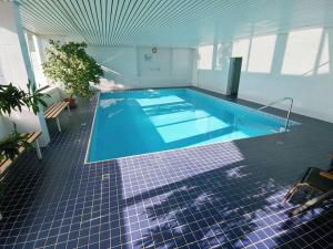 巴特贝林根Golf & Wellness Suite Bad Bellingen Apartment 5-9的大型建筑中的大型游泳池