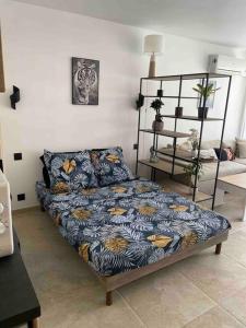 圣特罗佩Studio avec terrasse au centre de Saint-Tropez的客厅配有一张沙发,设有一张床