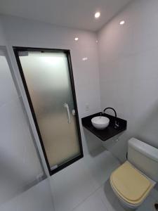 里约热内卢Loft em Olaria的白色的浴室设有水槽和卫生间。