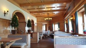 贝旺Hotel Edelweiẞ garni的一间带桌椅的餐厅和一间用餐室