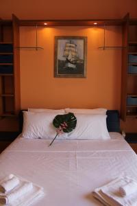 埃尔莫波利斯Captain's Lodge的卧室配有白色床和毛巾