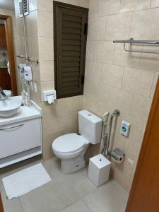 弗洛里亚诺波利斯Apartamento executivo的一间带卫生间和水槽的浴室