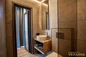 斯拉夫西克Veranda的一间带水槽和镜子的浴室