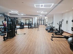 阿布扎比Beautiful 1 Bedroom at Soho Square at Al Saadiyat Island的健身房设有跑步机、椭圆机和健身自行车