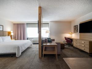 罗斯芒特Staybridge Suites Chicago O'Hare - Rosemont, an IHG Hotel的配有一张床和一张书桌的酒店客房