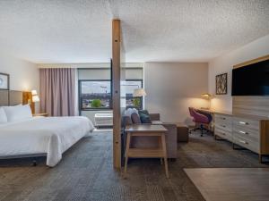 罗斯芒特Staybridge Suites Chicago O'Hare - Rosemont, an IHG Hotel的配有一张床和一张书桌的酒店客房