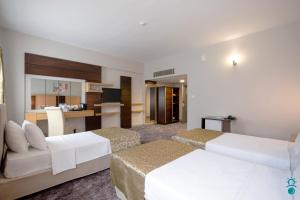 特拉布宗KTÜ Koru Otel的酒店客房带两张床和厨房