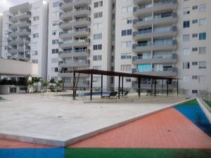 巴耶杜帕尔Espectacular Apartamento para estrenar en Valledupar的大型公寓楼前的亭子