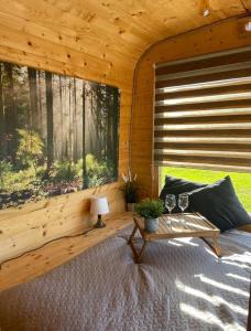 萨拉斯皮尔斯Doles skati的小木屋设有桌子和大窗户