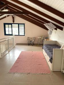 圣吕斯Villa Stone pour 8 personnes, piscine chauffée, accès PMR, 5 étoiles的一间卧室配有一张床和红色地毯