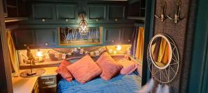 亚斯塔尔尼亚Przyczepa Mumbai的一间卧室配有带色彩缤纷枕头的床