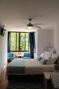加亚新城Jardim do Morro Places的一间卧室配有一张床和吊扇