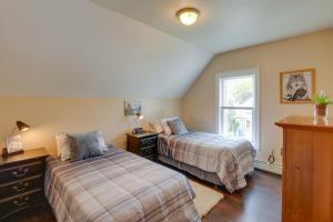 ClaremontPet-Friendly Claremont Vacation Rental!的一间卧室设有两张床和窗户。